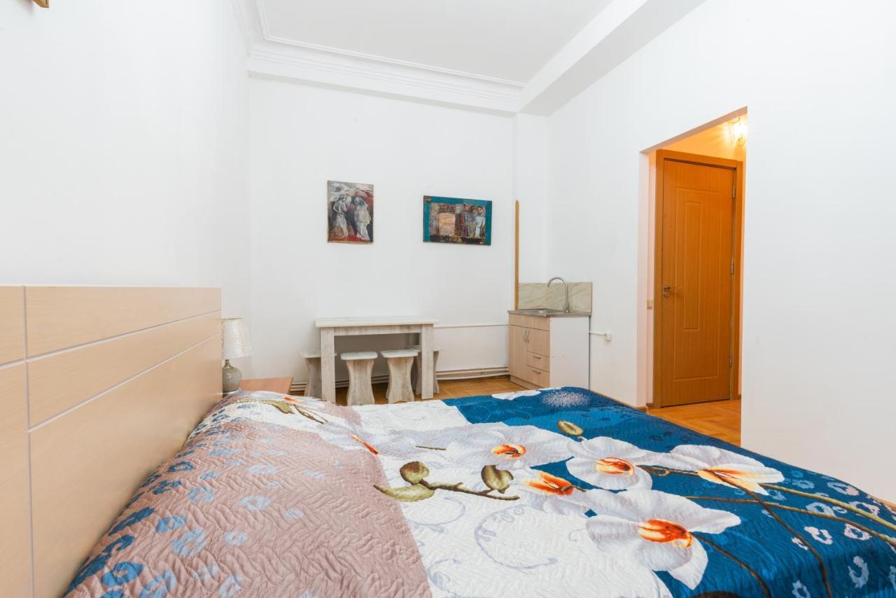 Center 4 You Hotel Tbilisi Buitenkant foto